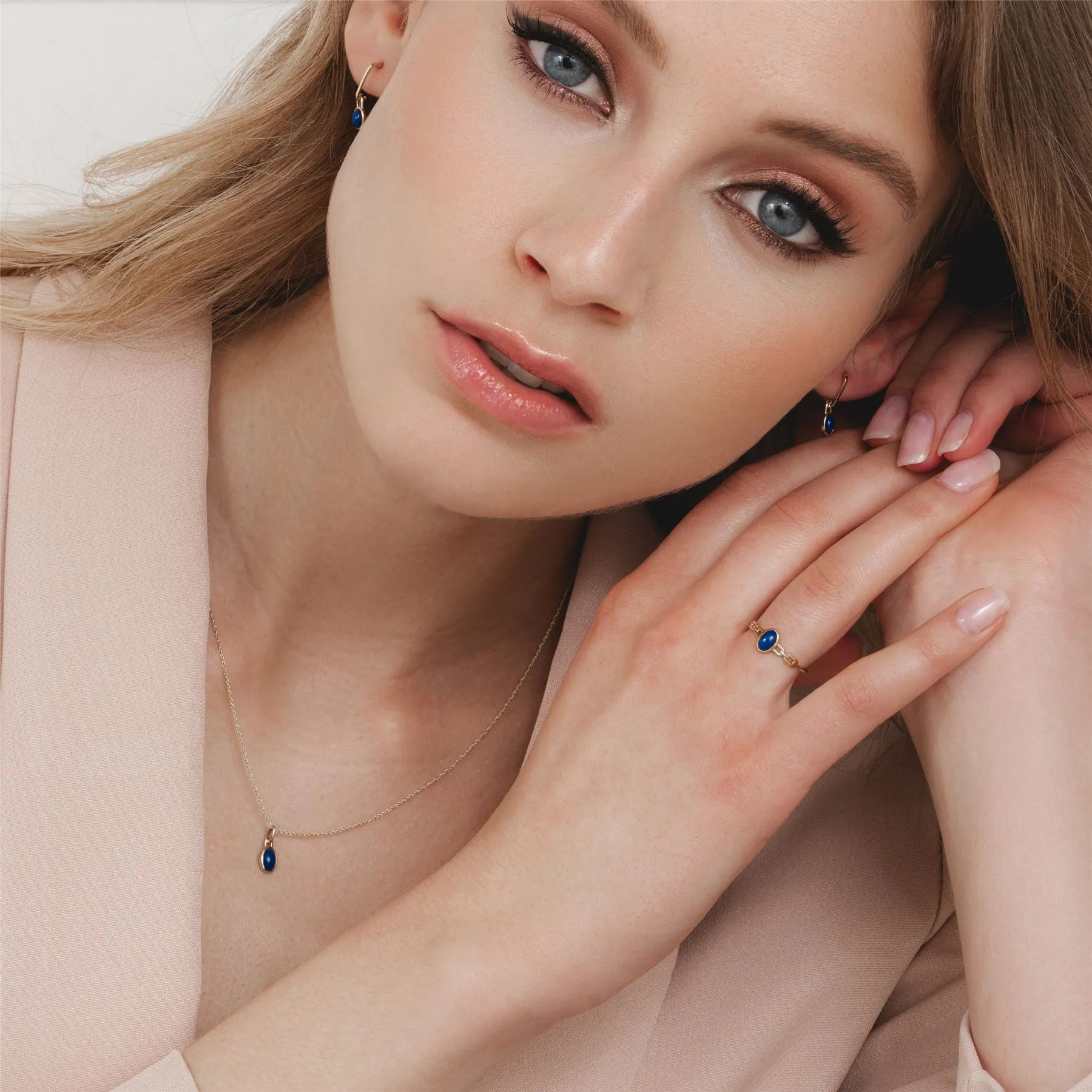 Classic Oval Lapis Lazuli Chain Ring in 9ct Yellow Gold sold by Gemondo Jewellery product image thumbnail 2