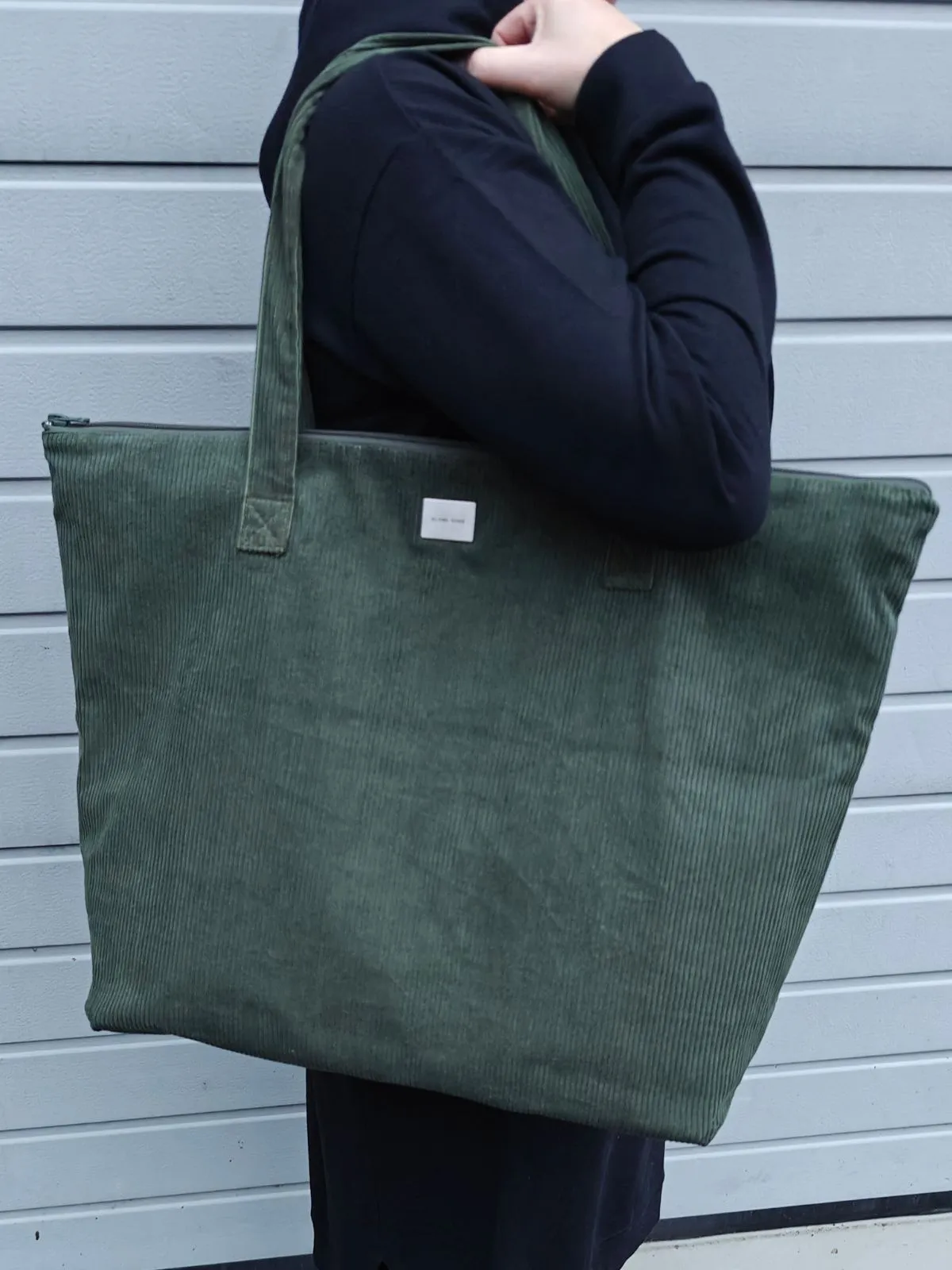 VIHMAISA kassi, oliivin vihreä sold by Globe Hope