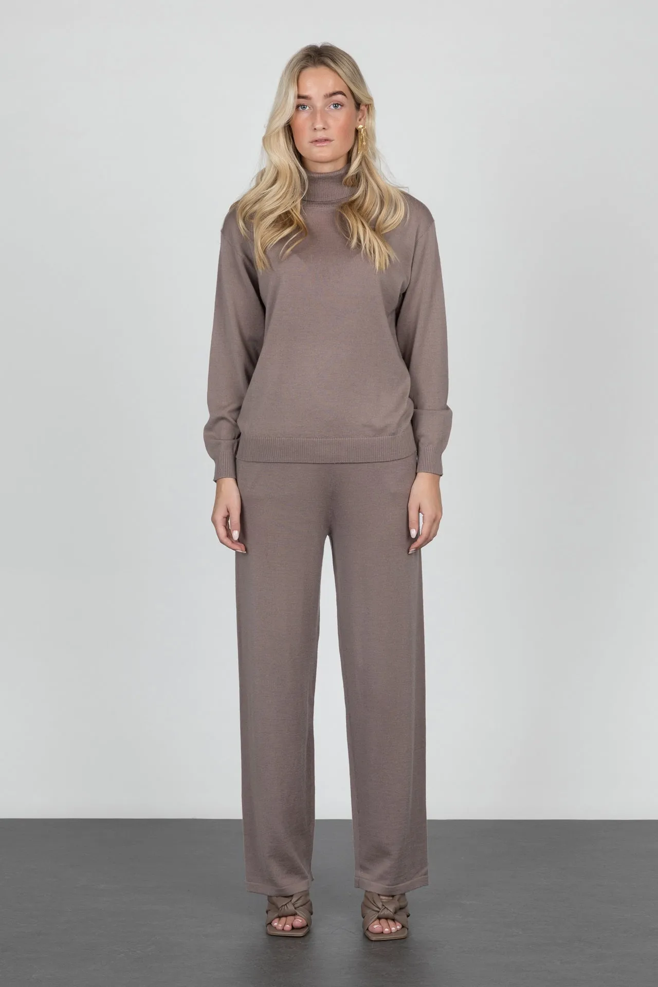 GOMAYE GMEMILY LOOSE KNITWARE TROUSERS ALMOND BROWN sold by Gomaye