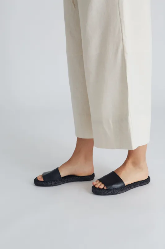 Flats Total Black sold by Ivalo.com