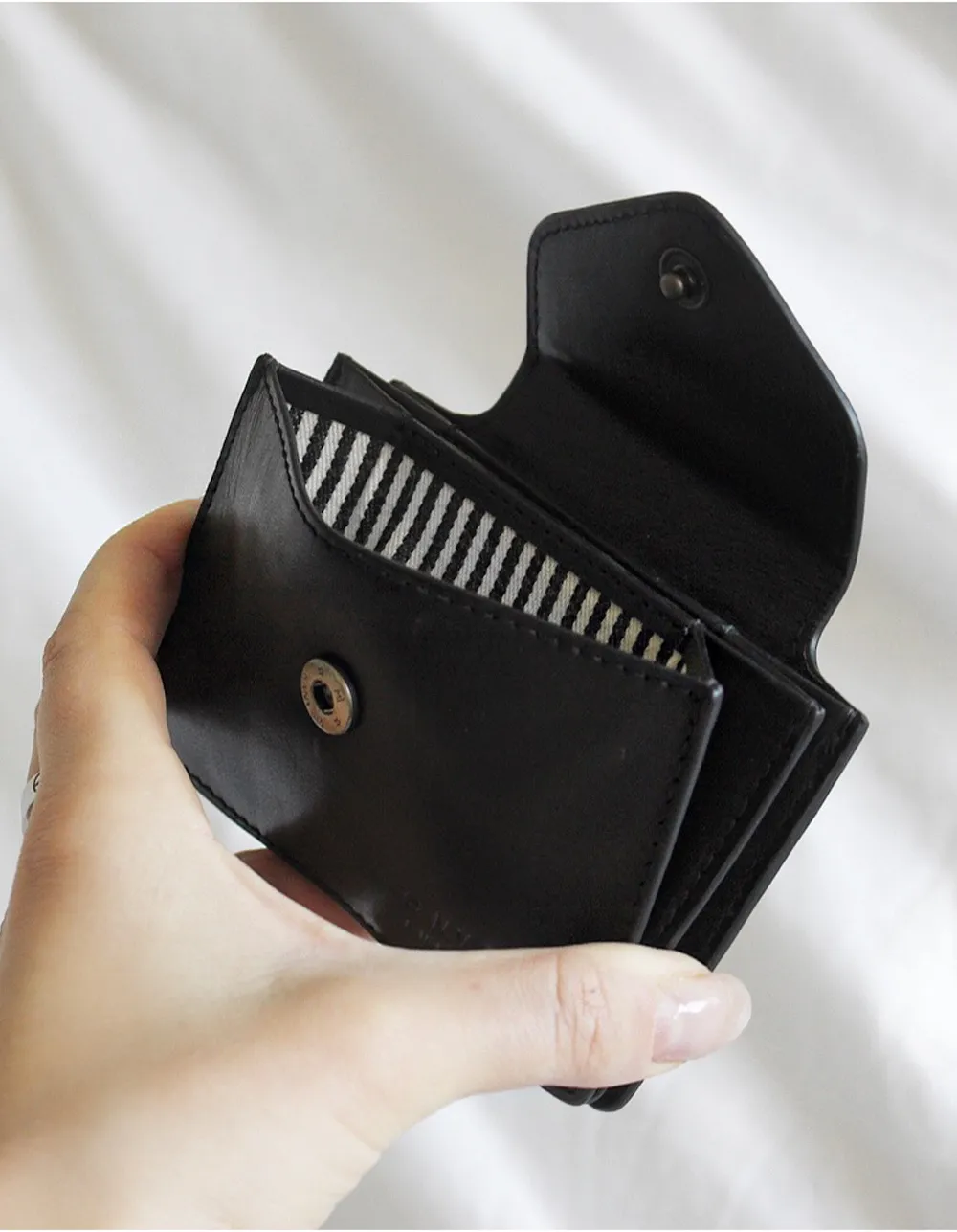 Harmonica Wallet Black Classic Leather sold by Ivalo.com