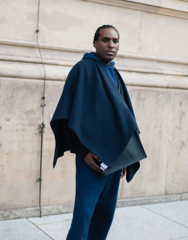 Favorite 09 Poncho Navy Black sold by Ivalo.com