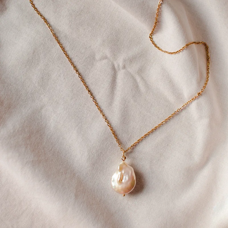 Coin Pearl With Thin Golden Chain Necklace sold by Ivalo.com