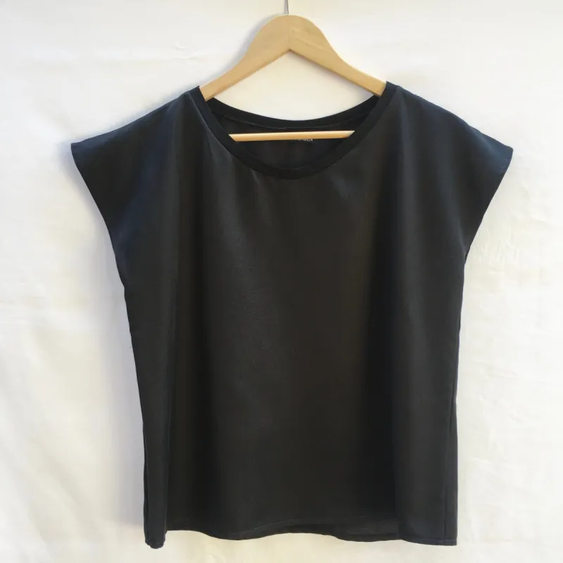 Lilá Top Black sold by Ivalo.com