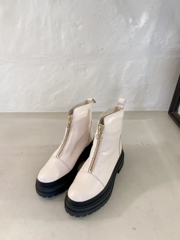 Zip Boots Cream sold by Ivalo.com