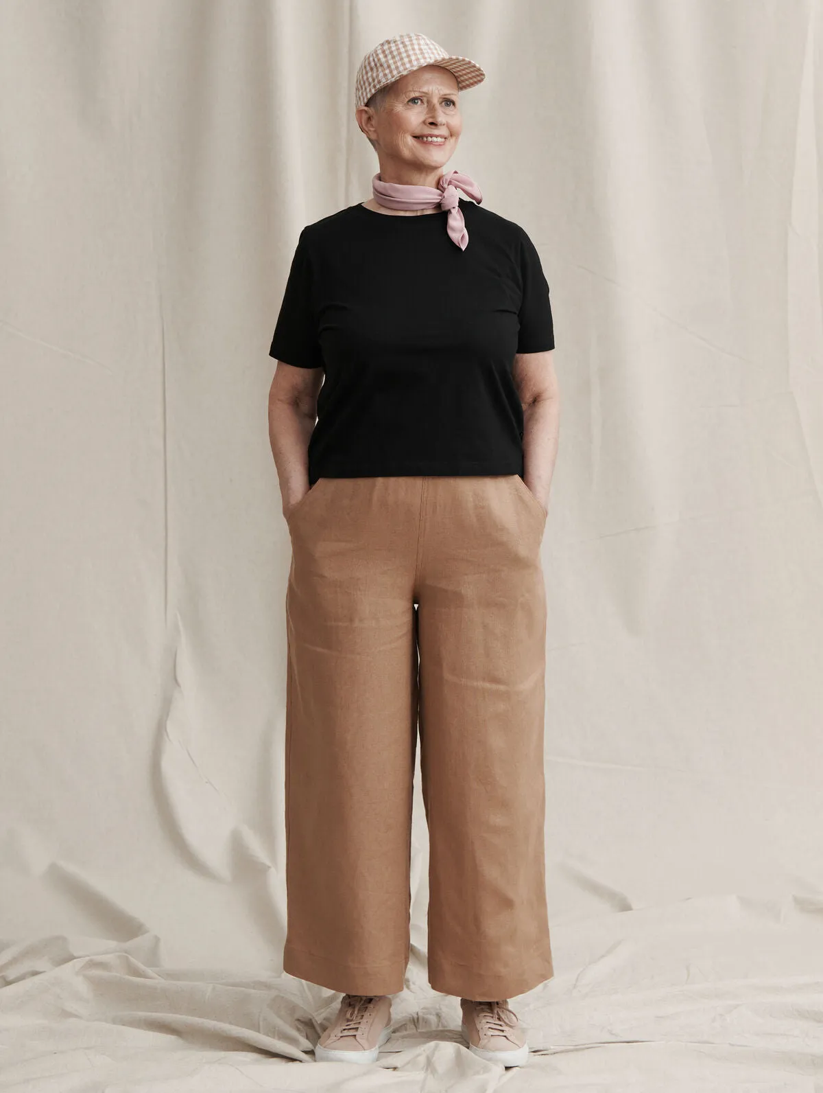 Cropped T-Shirt Black sold by Ivalo.com