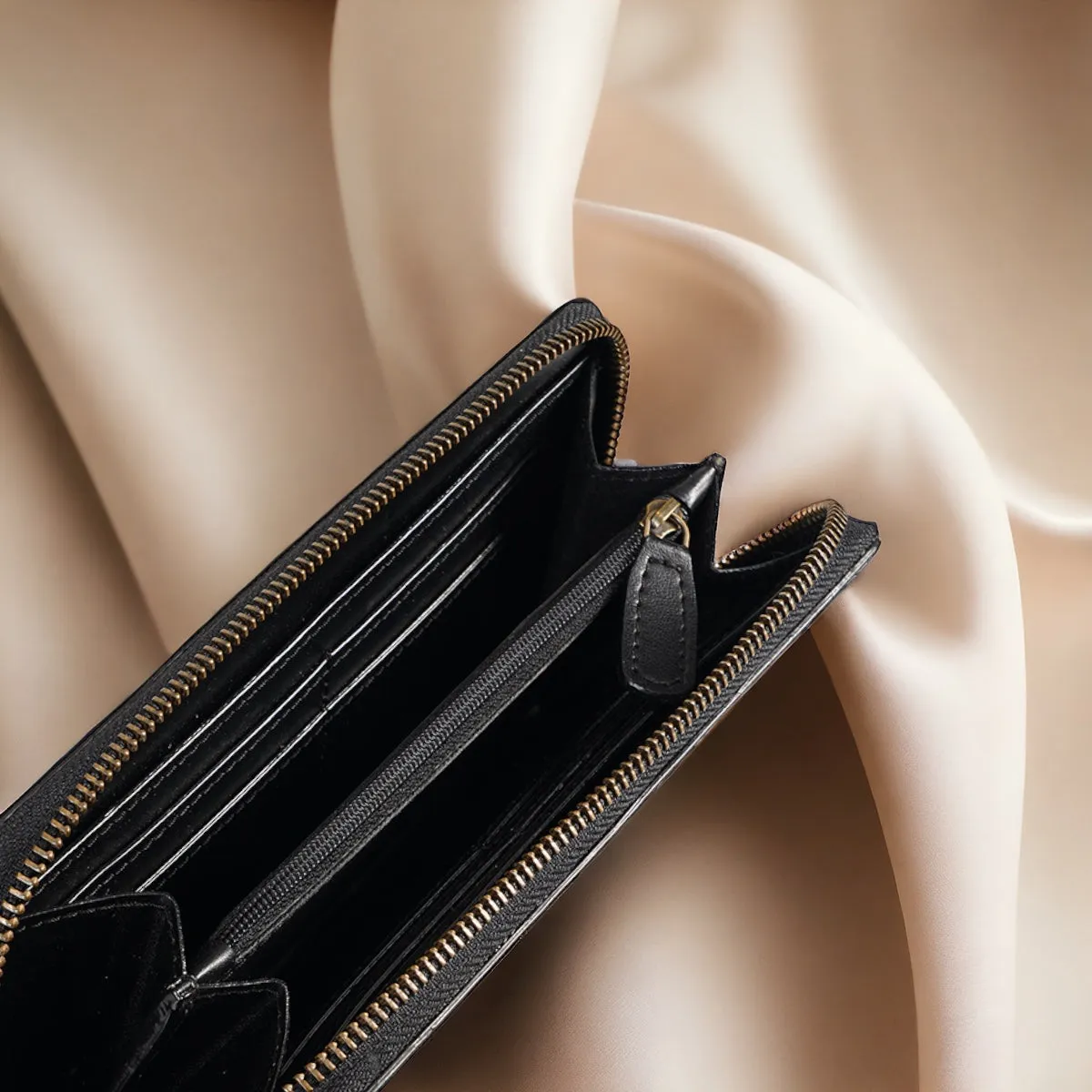 Kivik Apple Leather Long Zip Wallet sold by Ivalo.com product image thumbnail 3