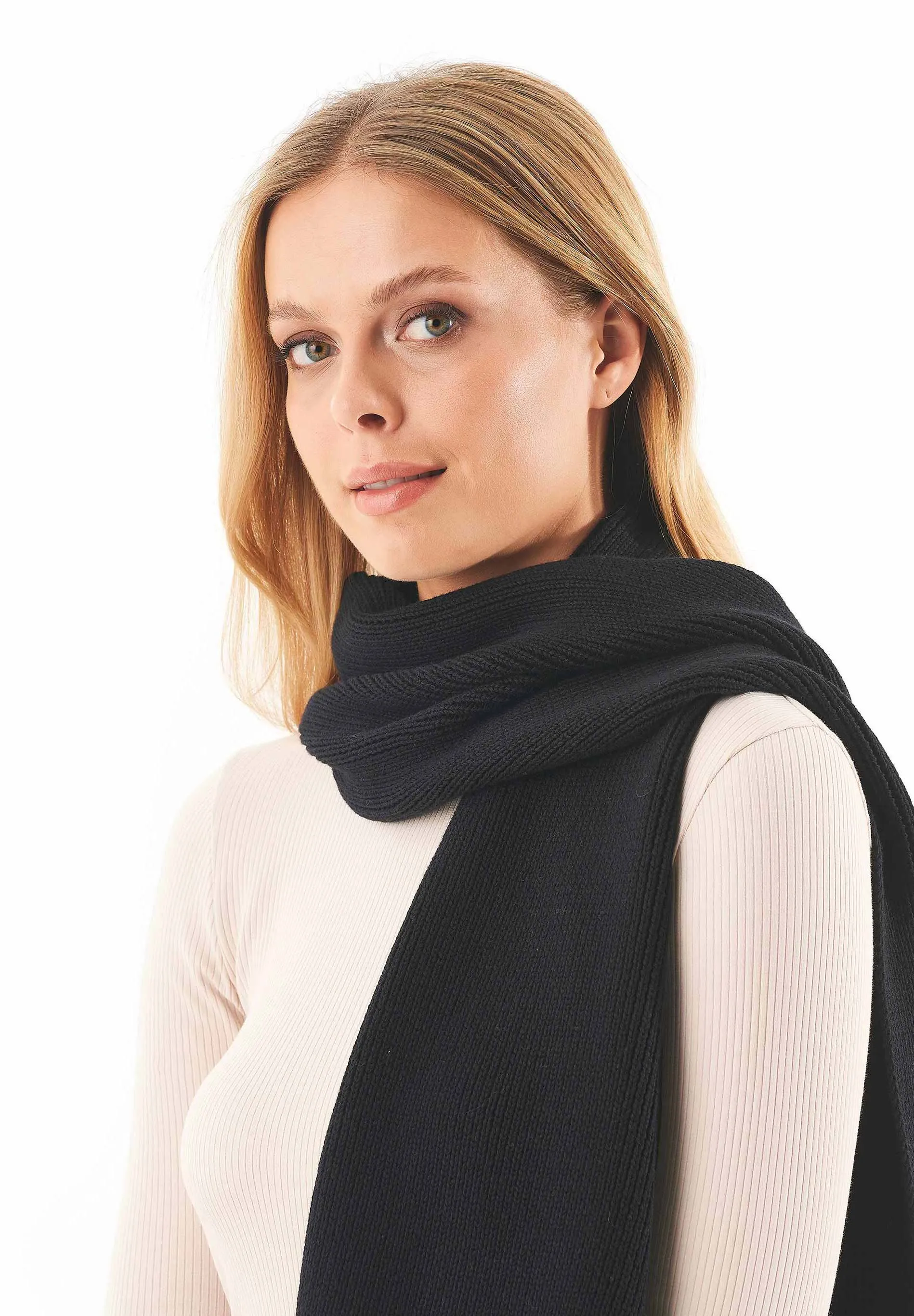 Knitted Organic Cotton Scarf Black sold by Ivalo.com product image thumbnail 3