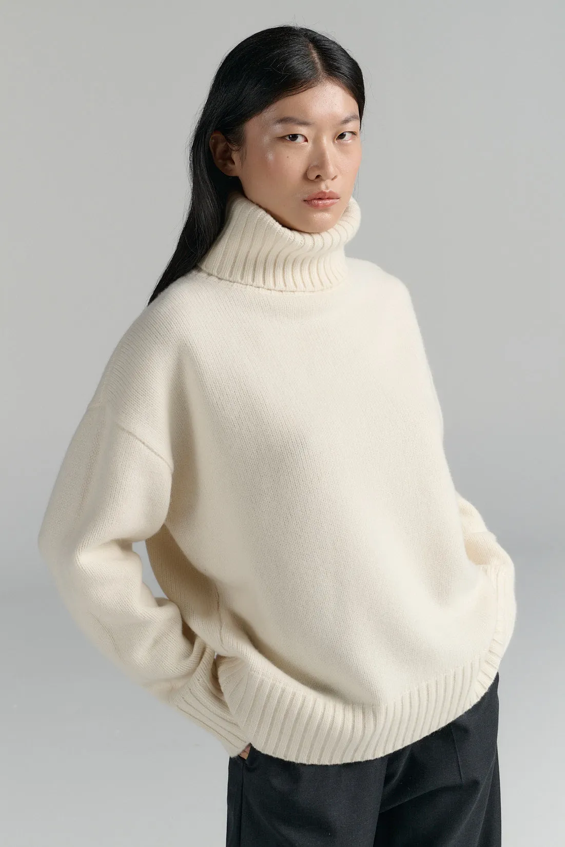 RHEA142 Heavy Merino-Cashmere Turtleneck Cream sold by Ivalo.com