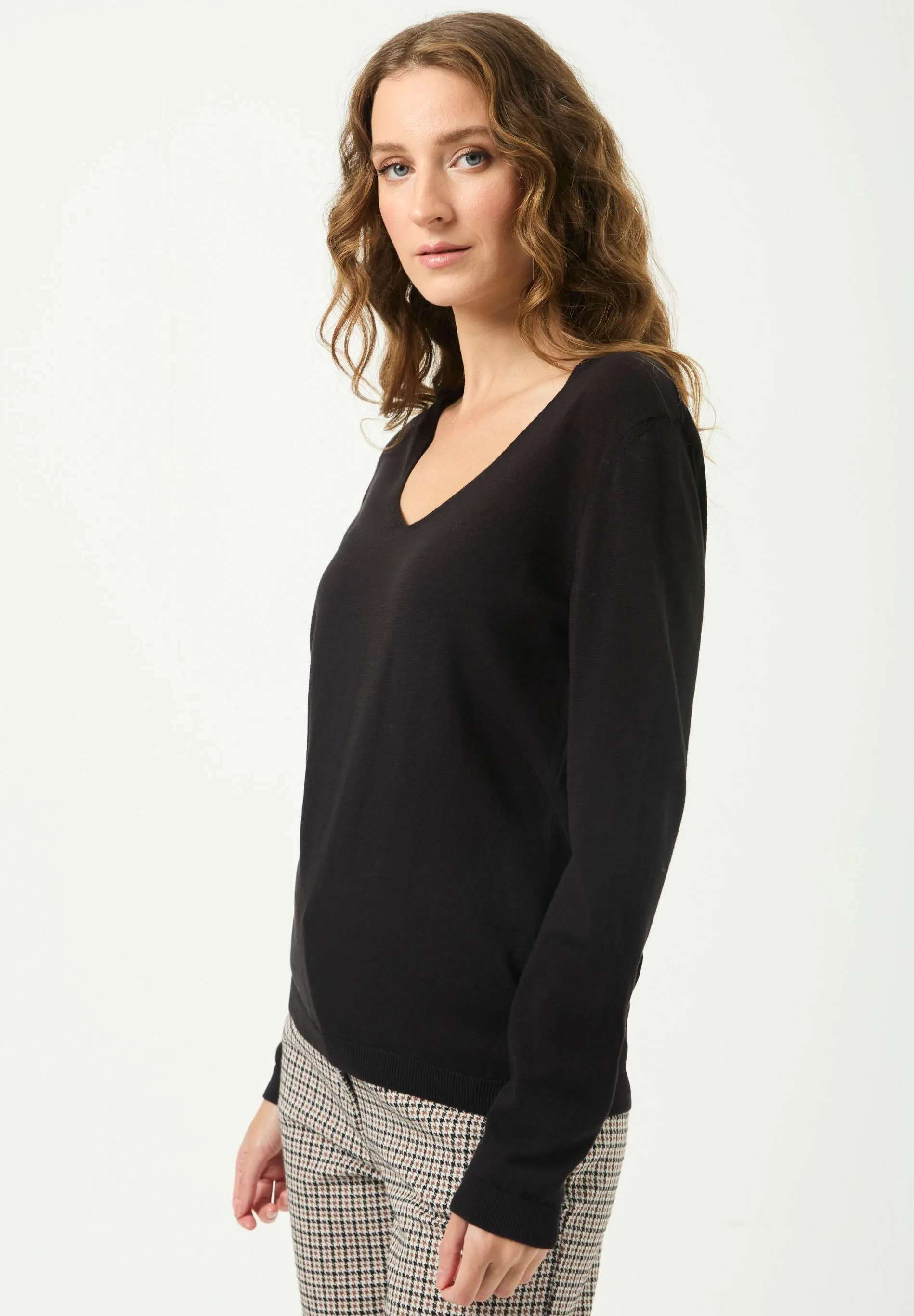 V-Neck Knitted Organic Cotton Sweater Black sold by Ivalo.com product image thumbnail 2
