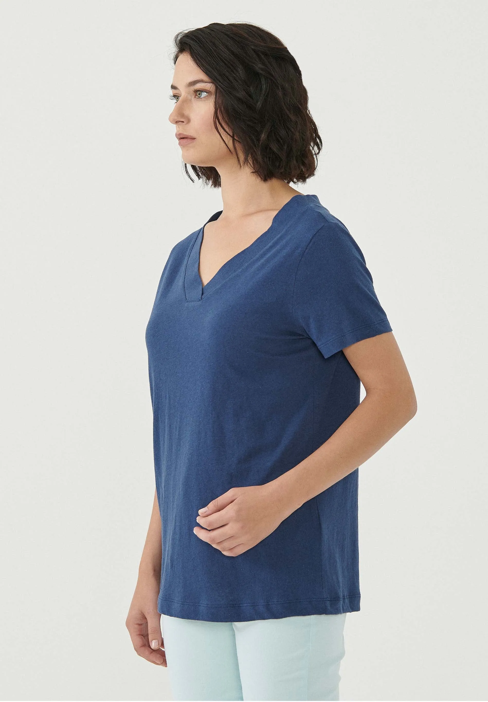 Women's Linen Blend V-Neck T-Shirt Navy sold by Ivalo.com product image thumbnail 4