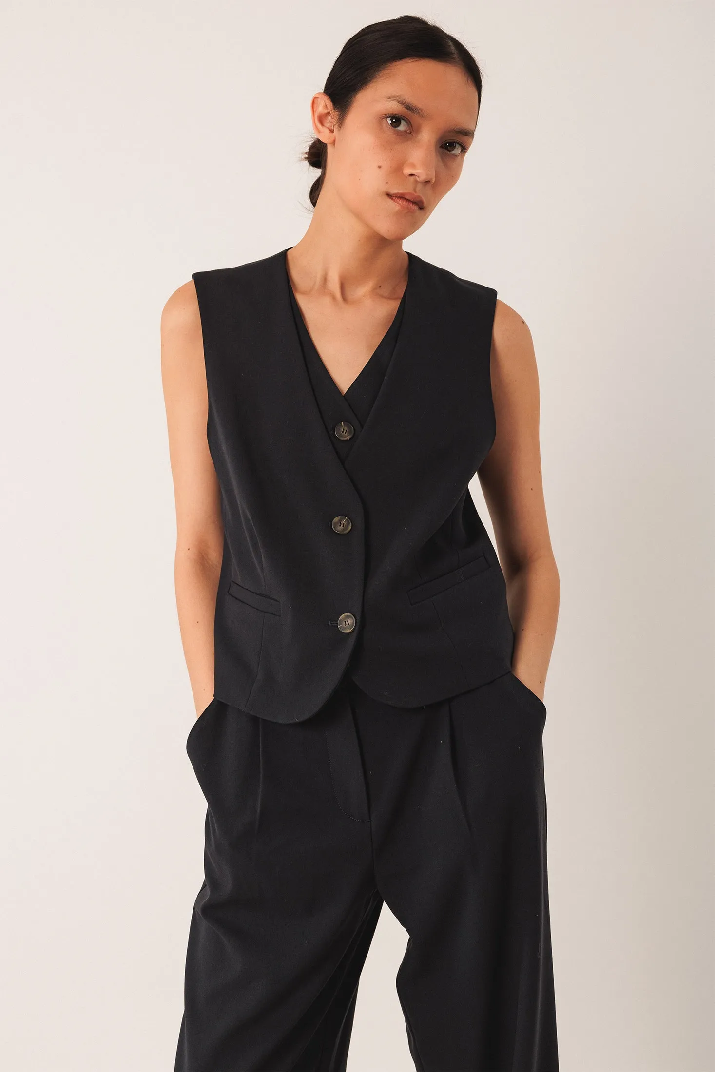 Double Crossover Vest Black sold by Ivalo.com