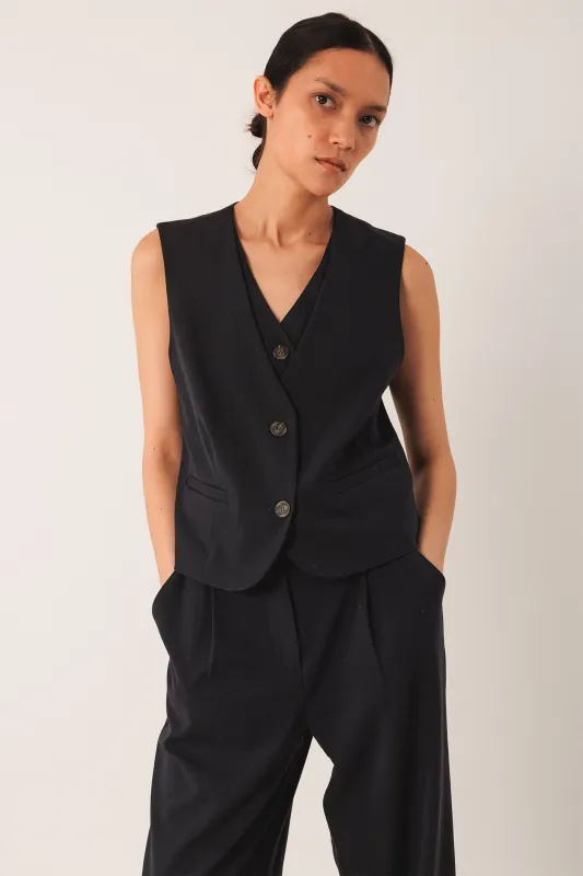 Double Crossover Vest Black sold by Ivalo.com