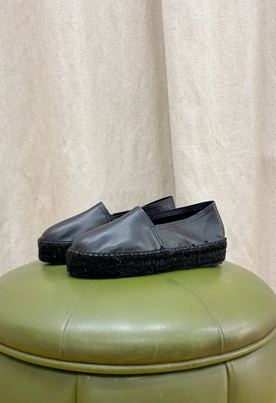 Total Black Slippers sold by Ivalo.com