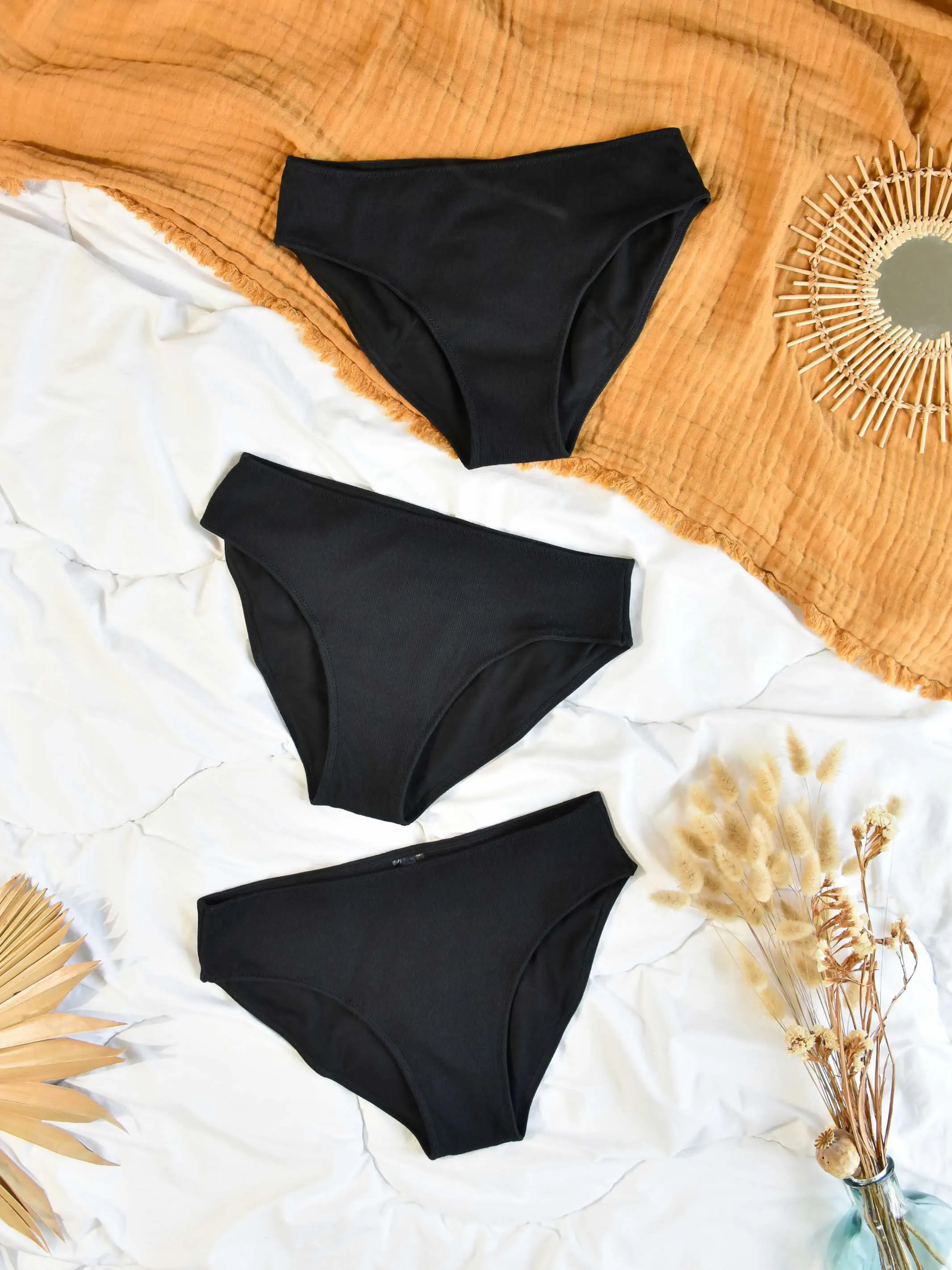 Medium-Heavy Flow Period Panties Set Black sold by Ivalo.com