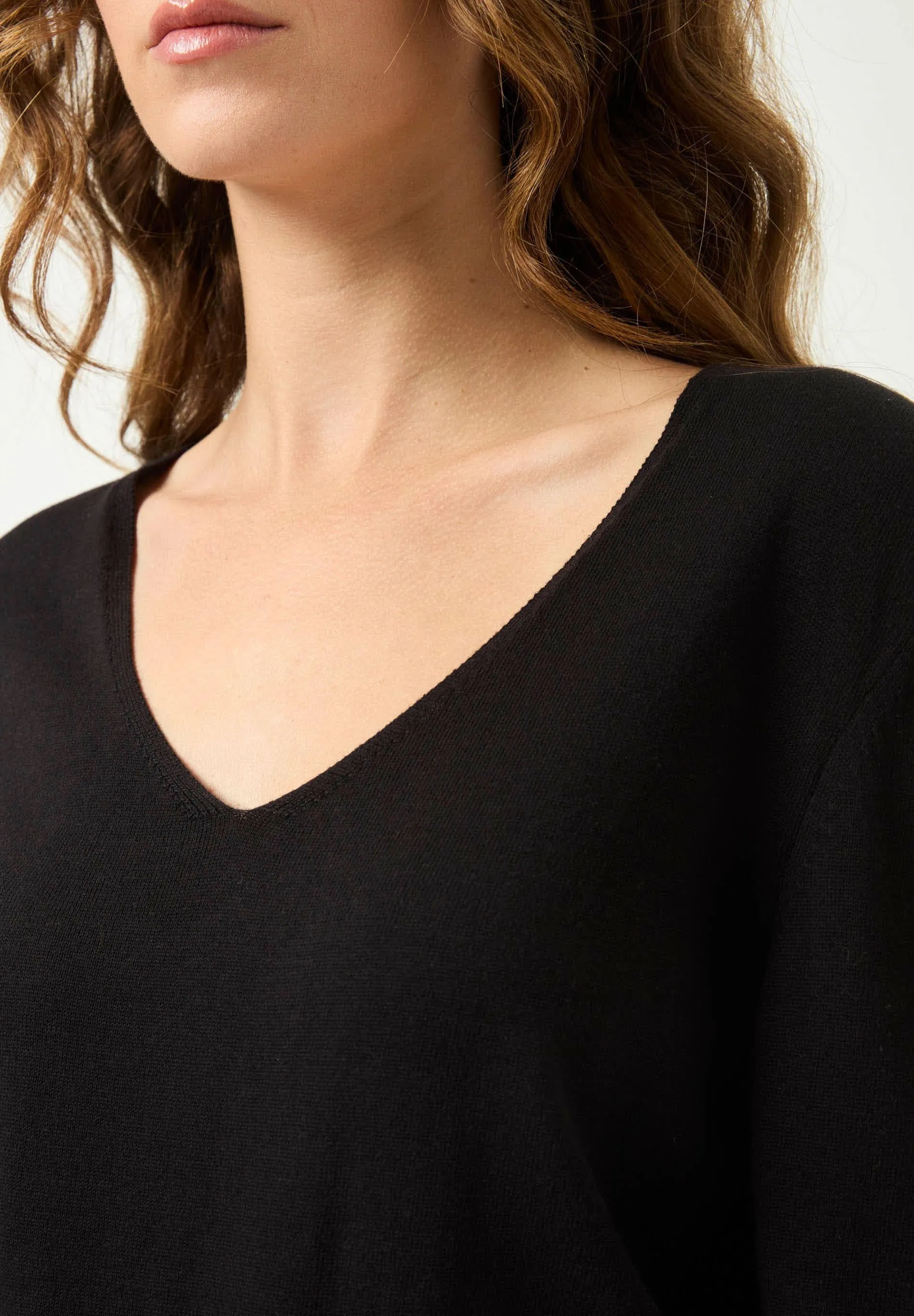V-Neck Knitted Organic Cotton Sweater Black sold by Ivalo.com product image thumbnail 5