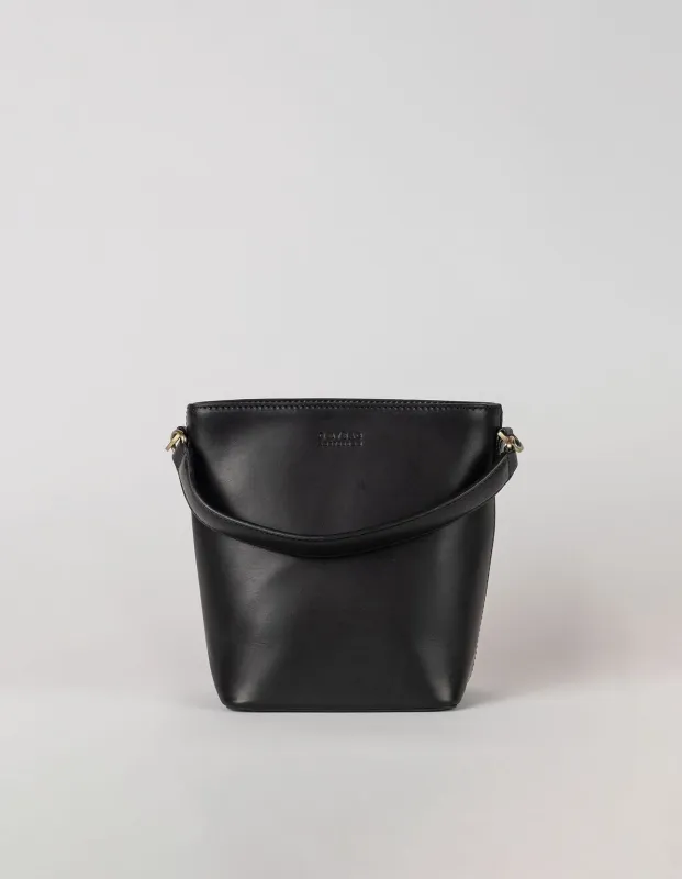 Bobbi Bucket Bag Midi Black Classic Leather made by Ivalo.com