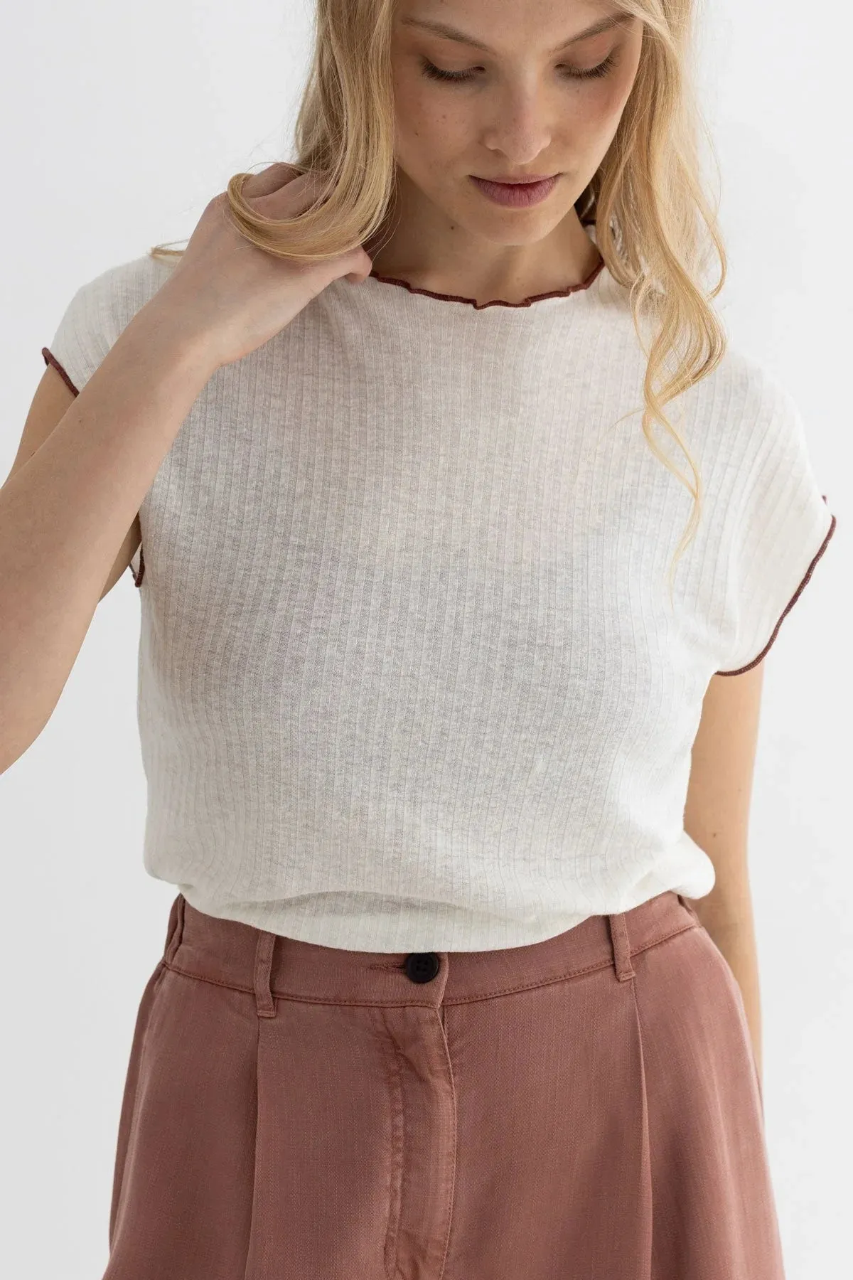 Lovrecina T-shirt Creme White sold by Ivalo.com