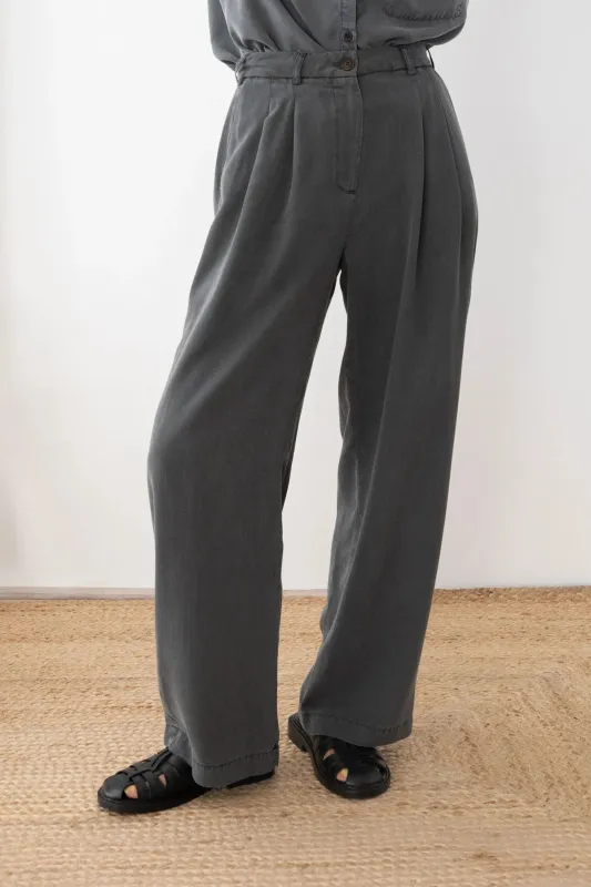 Mesquida Pants Dark Sand made by TWOTHIRDS