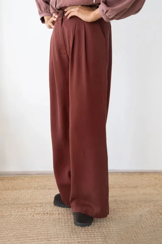 Mesquida Pants Wine Red made by TWOTHIRDS
