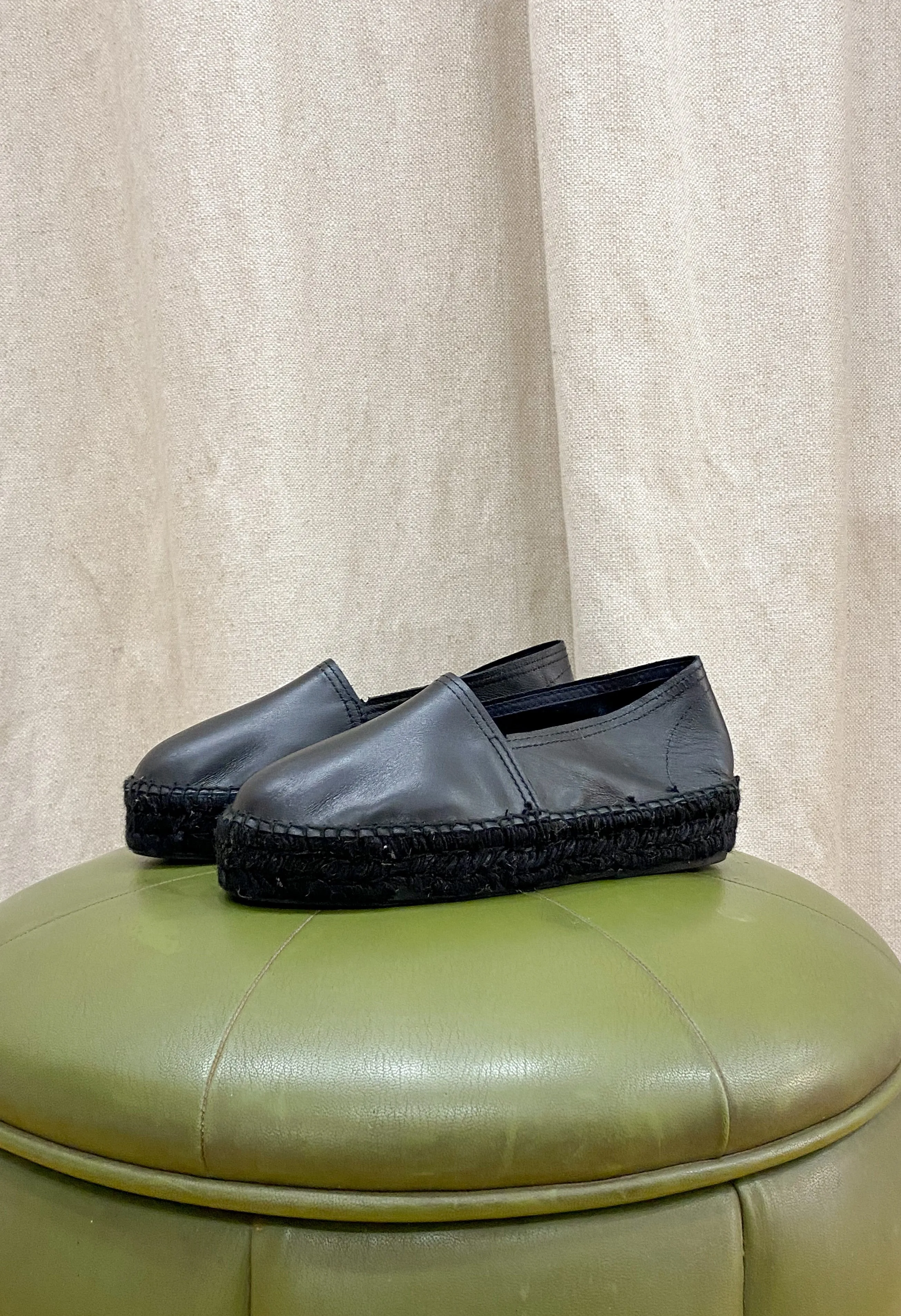 Total Black Slippers sold by Ivalo.com