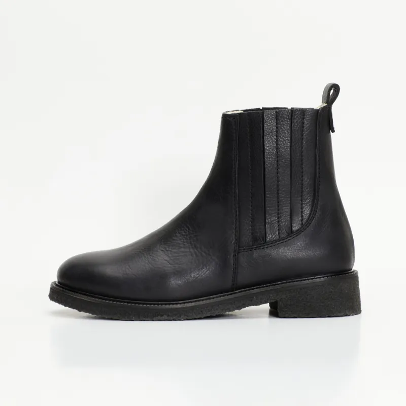 Chelsea Crepe Boot Black sold by Ivalo.com