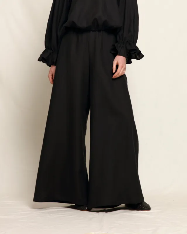 Giana Trousers Sahara Black sold by Ivalo.com