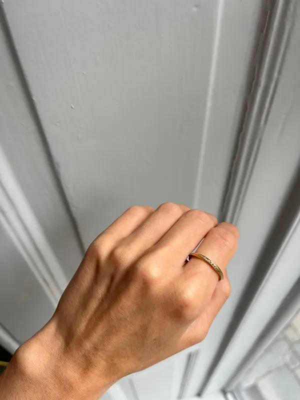 Twisted Simple Ring in 18 kt gold with brilliants sold by Jane Koenig