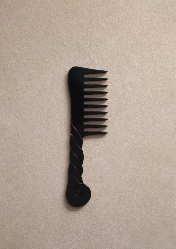Fan Shell Claw — Noir | Parallel