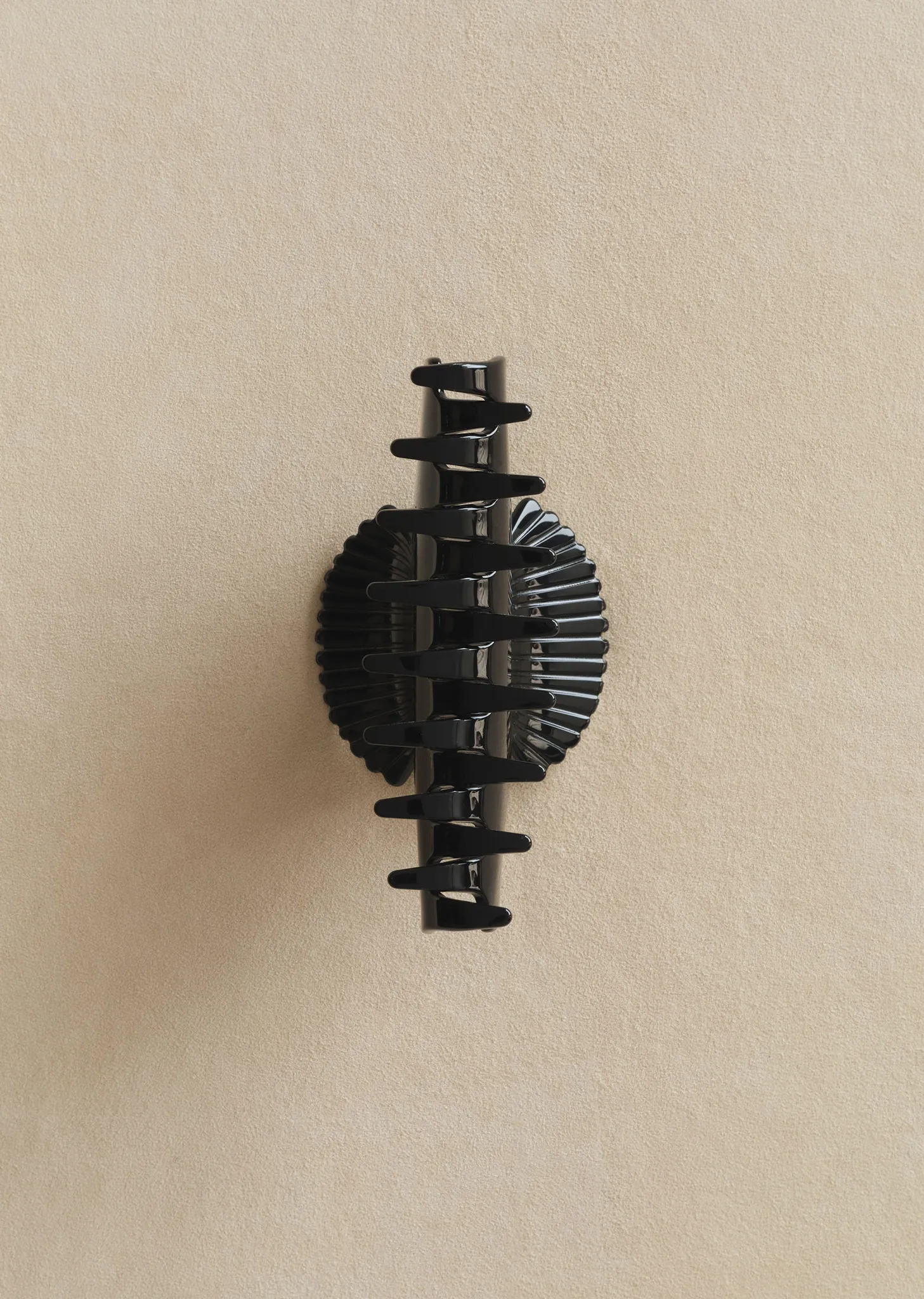 Fan Shell Claw — Noir sold by La Garconne product image thumbnail 2