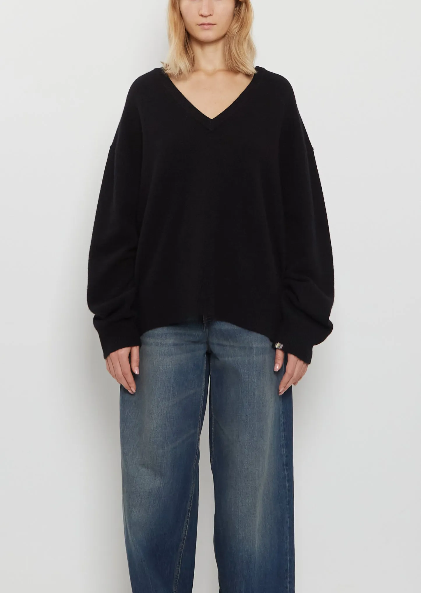 n°457 Jack Stretch Cashmere Sweater — Raven sold by La Garconne