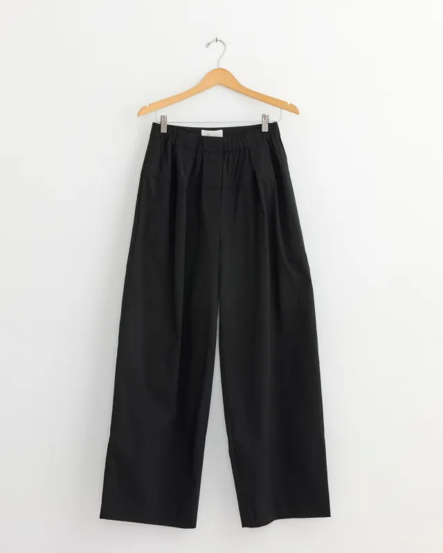 Relaxed Pleat Pant in Black made by St. Agni