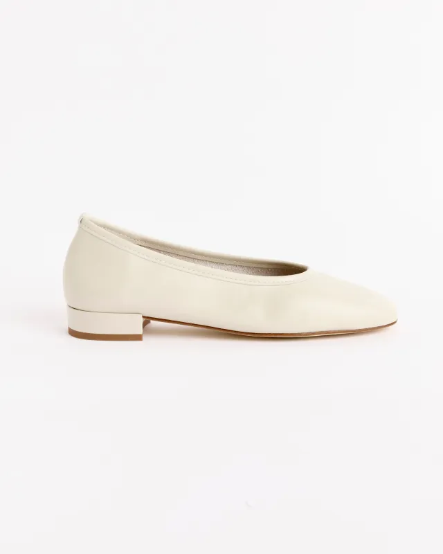 Beatrice Flat in Hueso made by LOQ