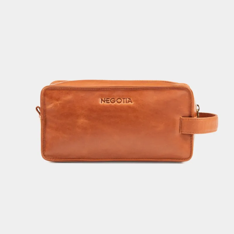 Delta | Toilettas Bruin sold by Negotia Leather