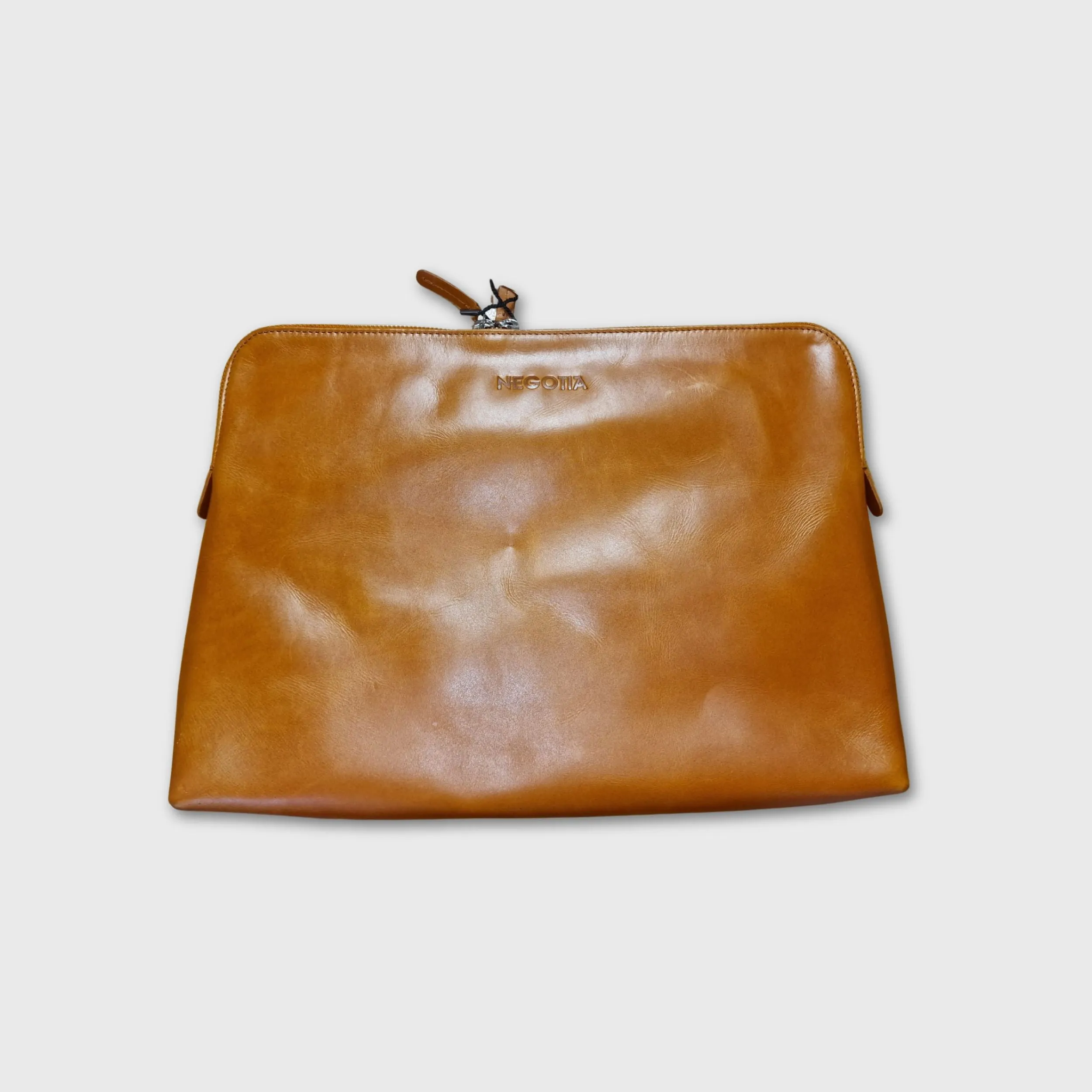 Alpha Laptop sleeve Carry-All 15,6'' Bruin sold by Negotia Leather