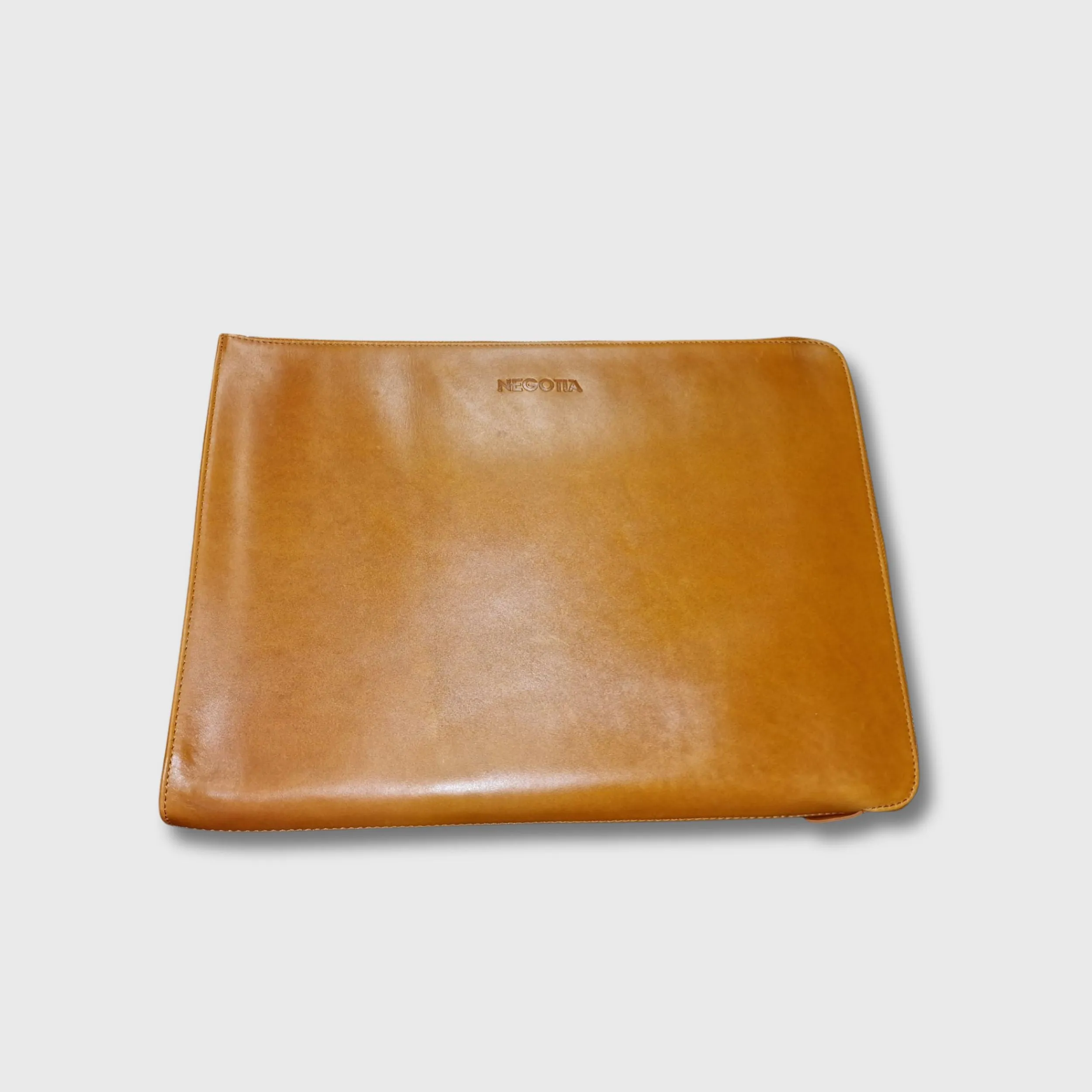 Alpha Document & Laptop houder 15,6'' Bruin sold by Negotia Leather
