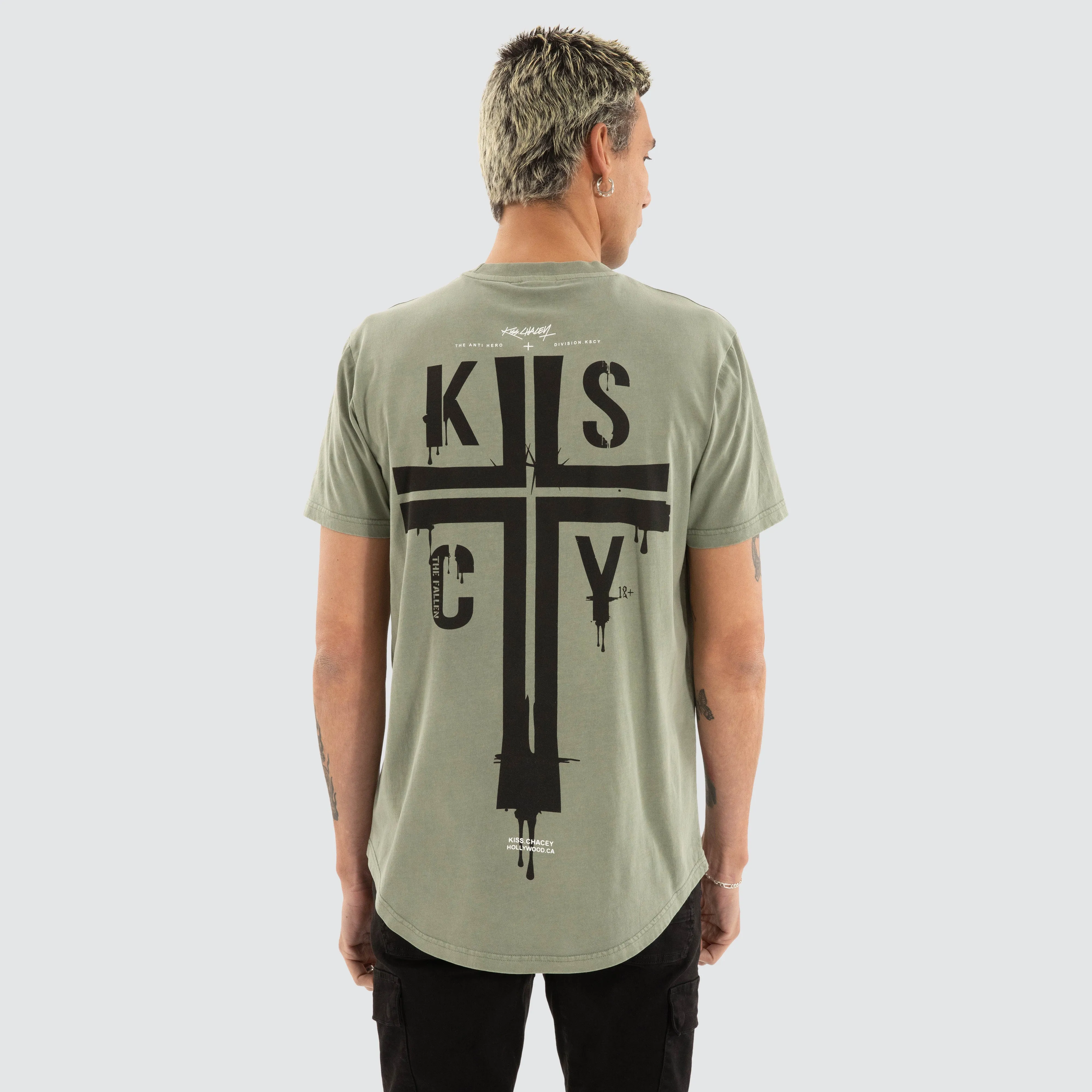 Cloak Dual Curved Tee Pigment shadow sold by Neverland