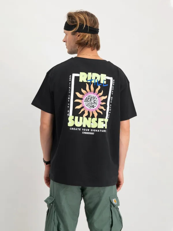 Arty T-shirt Men | Black sold by Poederbaas