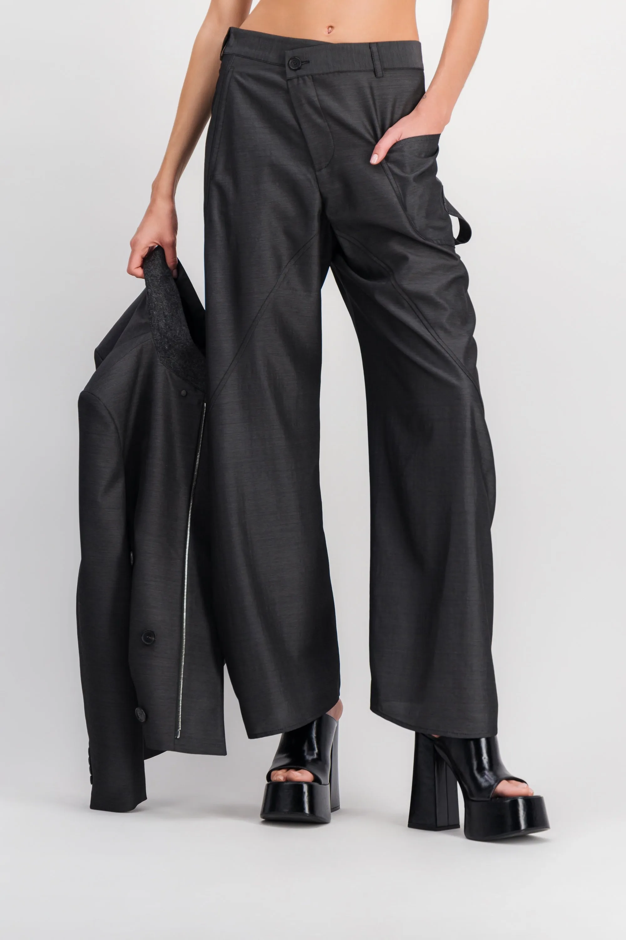 Loose wide leg tailoring pants sold by Renaisa