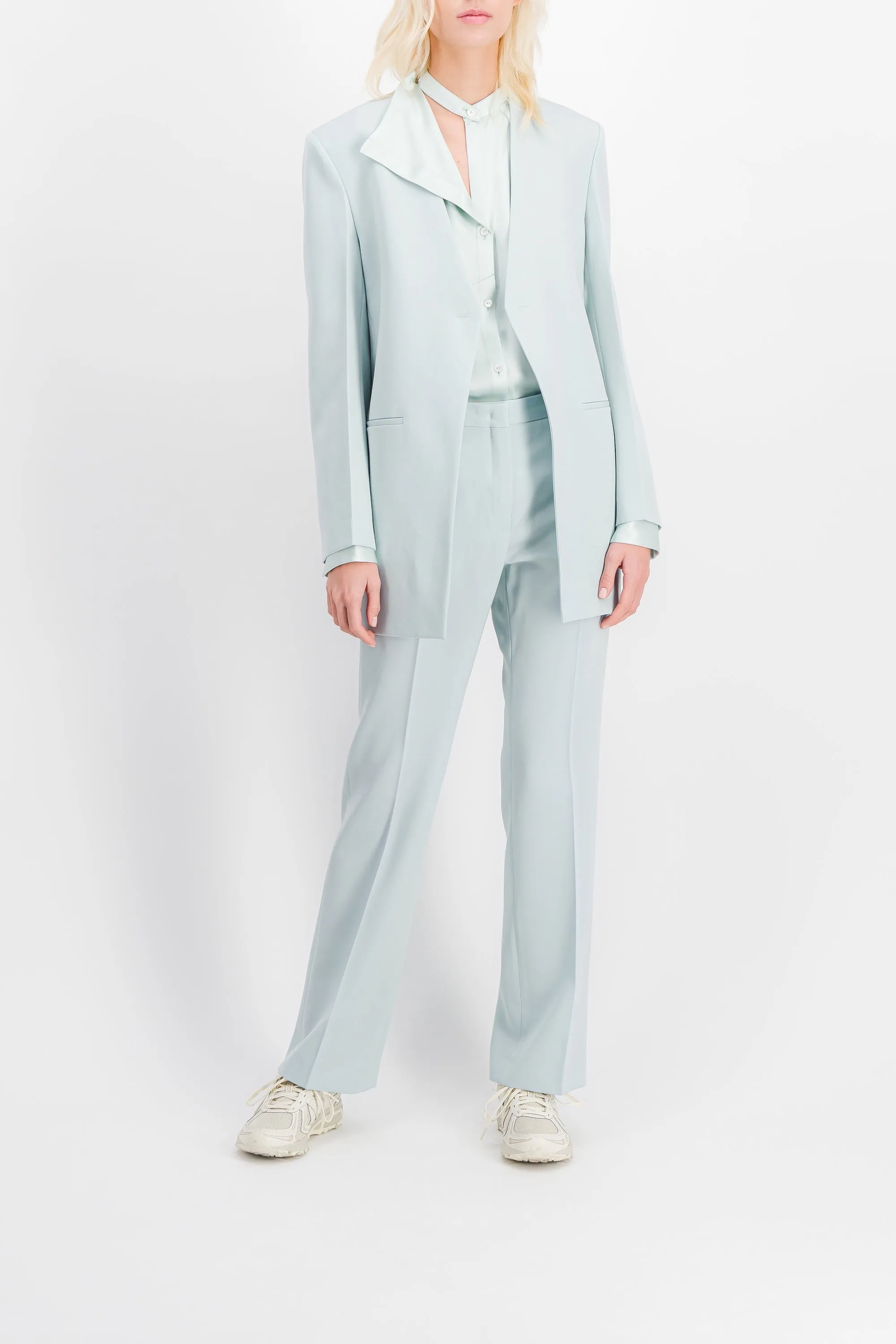 Single buttoned tailoring blazer in compact wool grain de poudre sold by Renaisa