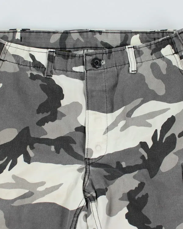 Vintage Snow Camouflage Cargo Shorts - W32 L9 sold by Rokit product image thumbnail 3