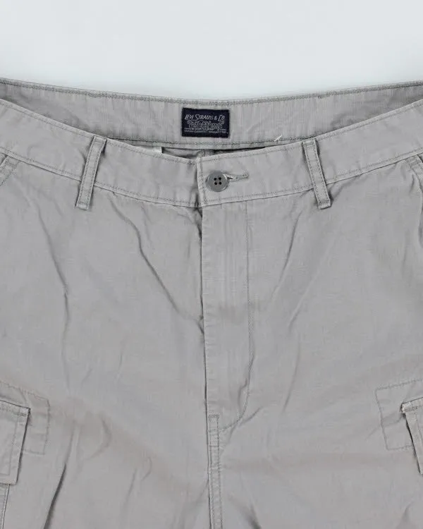 Vintage Levi's Baggy Cargo Shorts - W36 L9 sold by Rokit product image thumbnail 3