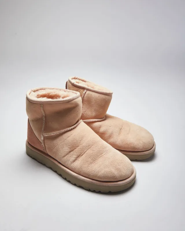 Vintage Women's Y2K Ugg Suede Insulated Ankle Boots - UK 5 sold by Rokit