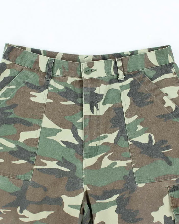 Vintage Y2K Baggy Camouflage Cargo Shorts - W32 L11 sold by Rokit product image thumbnail 3