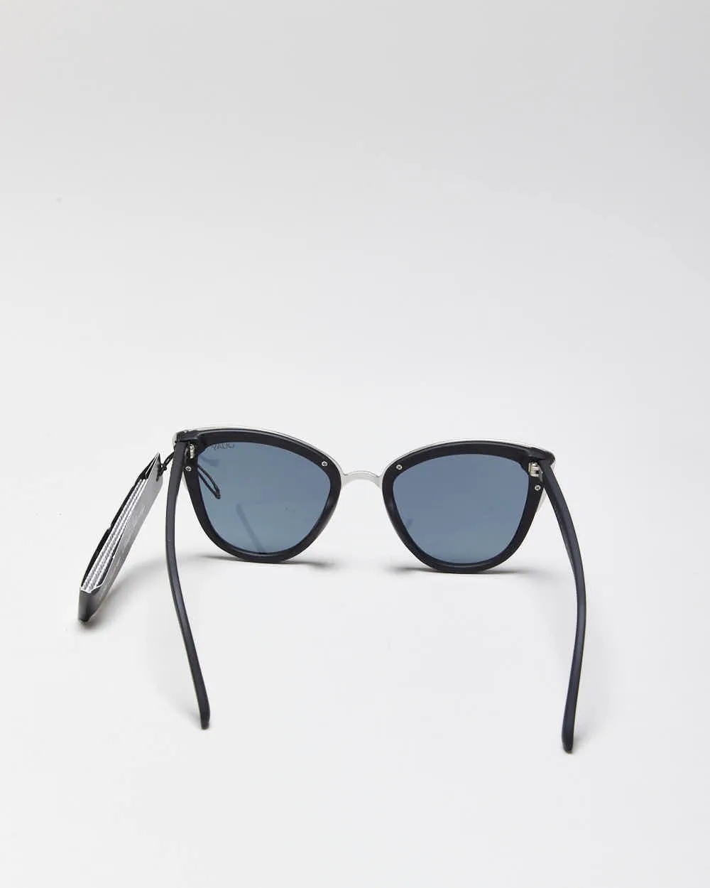 Deadstock Quay Australia Sunglasses sold by Rokit product image thumbnail 3
