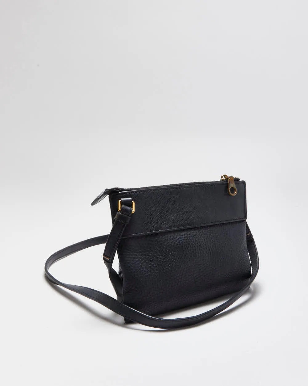 Vintage Y2K 00s Marc By Marc Jacobs Navy Pebble Leather Crossbody Bag sold by Rokit product image thumbnail 2