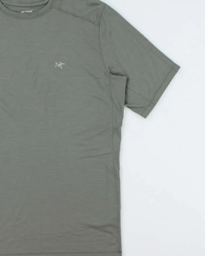 2022 Arc'teryx Sage Green 'Ionia Merino Wool' Fair Trade Crewneck T-Shirt - XL sold by Rokit product image thumbnail 3