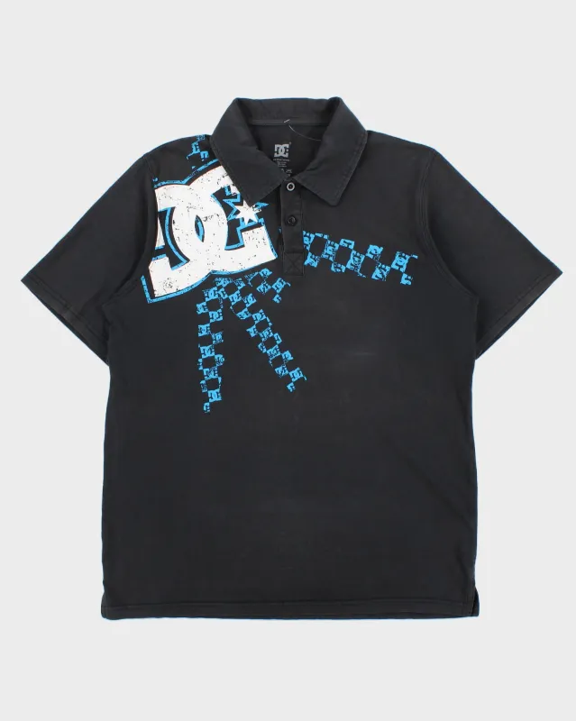 Vintage Y2K 00s DC Shoe Co. Big Logo Short Sleeve Polo Shirt - M made by Rokit
