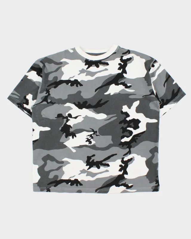 Vintage Y2K 00s Woodland Snow Camo Heavyweight Crewneck T-Shirt - XL made by Rokit