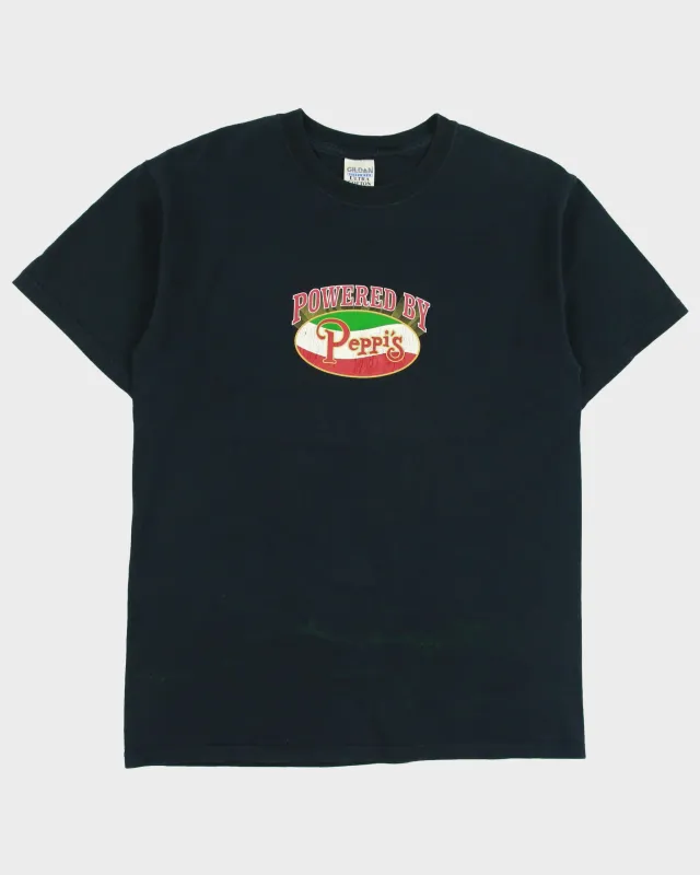 Vintage 2001 Y2K Peppi's Italian Fuel B.C Heavyweight Distressed Gildan Ultra Crewneck T-Shirt - M made by Rokit
